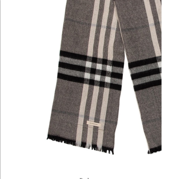 📌SOLD📌BURBERRY ST. HELEN REVERSIBLE POCKET STOLE - Picture 6 of 7